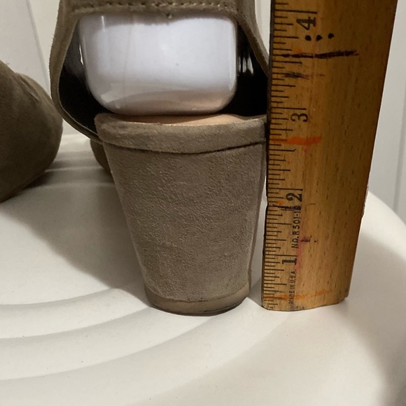 Taupe colored lease up wedge sandals 👡 - Picture 4 of 4